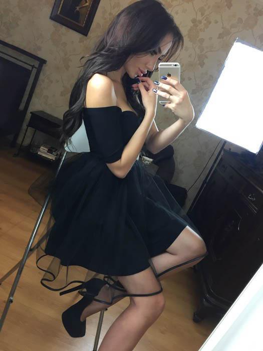 Off the Shoulder Short Sleeves Black Tulle Short Prom Homecoming Dresses Graduation Dress
